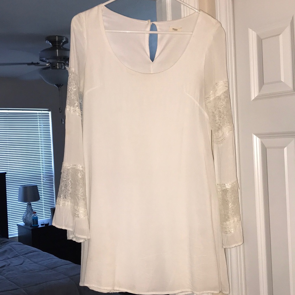White Flowy Dress with lace sleeves